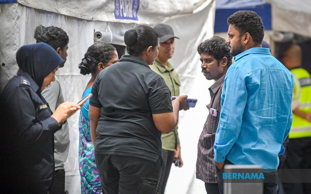 Suria and his father together with family members were always present at the location of the incident to keep track of the latest information about the SAR. — Picture via X/Bernama