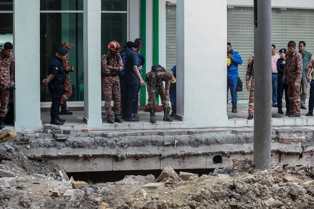 The search and rescue operation for the Indian tourist who was swallowed up by a sinkhole along Jalan Masjid India on Friday has been temporarily suspended at 7.30pm yesterday due to heavy rain, including at the site of the incident. — Picture by Sayuti Zainudin