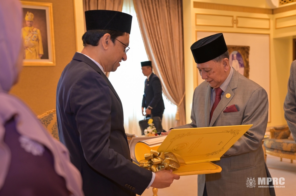 The handing over ceremony of the Letters of the Malay Archipelago collection 1768-1769 to the Sultan of Kedah, Kebawah Duli Yang Maha Mulia Al-Aminul Karim Sultan Sallehuddin Ibni Almarhum Sultan Badlishah at the Istana Anak Bukit in Kedah Darul Aman. — Picture courtesy of USM