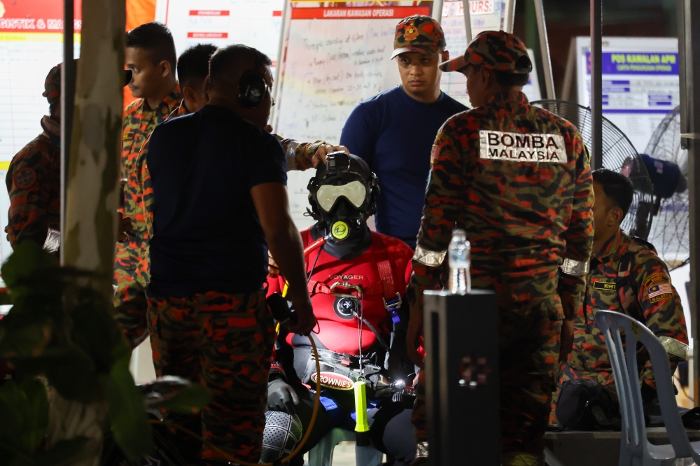 Members of the Water Rescue Team of the Malaysian Fire and Rescue Department are preparing to go dive down into the sinkhole to find the missing Indian tourist who fell in at Jalan Masjid India in Kuala Lumpur August 29, 2024. — Bernama pic