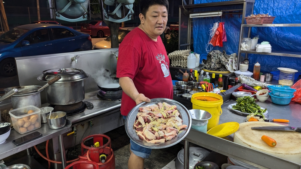 Ah Kit is the one-man show behind 十美夜市 dai chow, where one can get a unique ‘omakase ’ experience — Picture by Ethan Lau