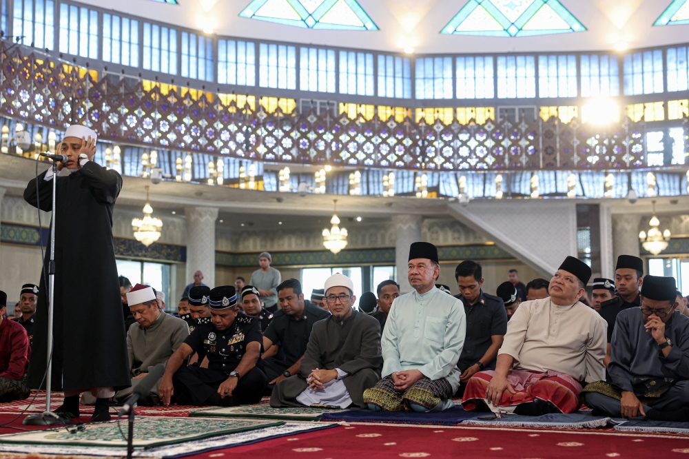 Prime Minister Datuk Seri Anwar Ibrahim and Dewan Rakyat Speaker Tan Sri Johari Abdul at the National Mosque, August 2, 2024. — Bernama pic 
