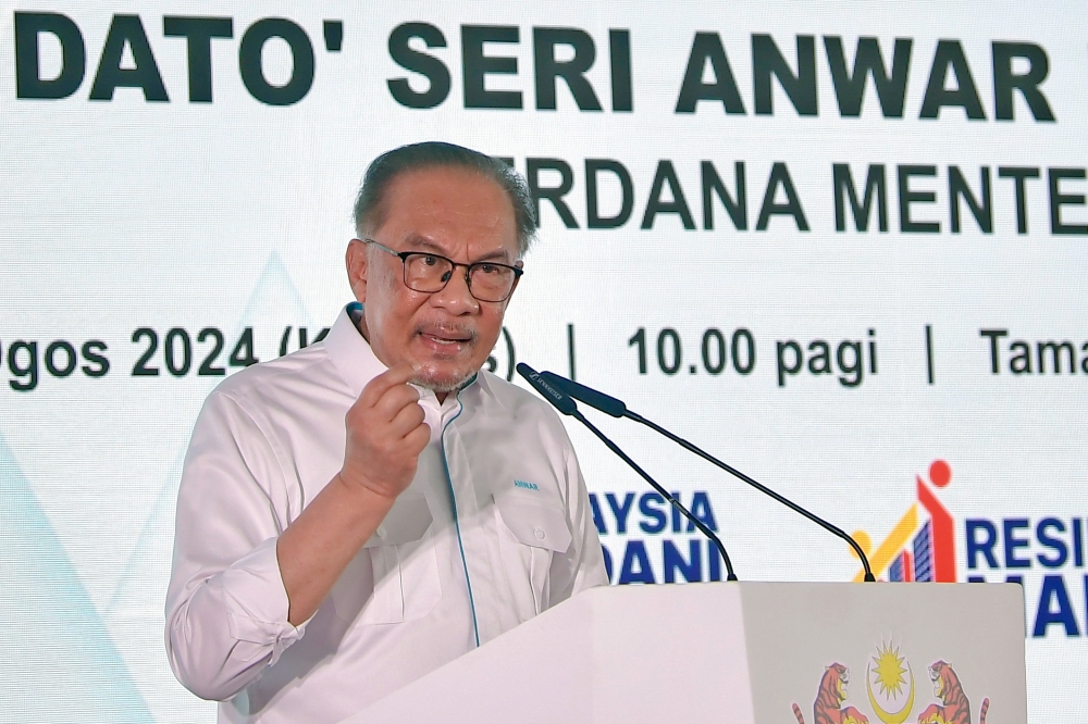 Datuk Seri Anwar Ibrahim and Pakatan Harapan were accused of being hypocrites for using the Sedition Act against Tan Sri Muhyiddin Yassin. — Bernama pic