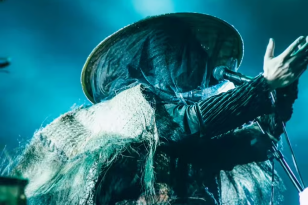 The revelation that enigmatic frontman of Zuriaake was in fact Professor Liu Yao caught many by surprise. — Image from Douyin