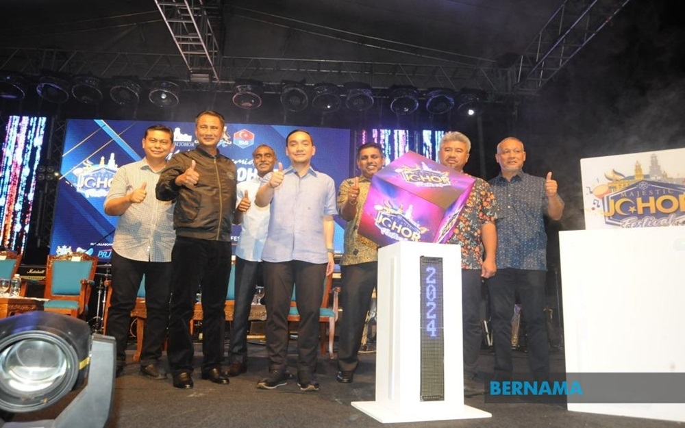 Johor Menteri Besar Datuk Onn Hafiz Ghazi (centre) said the state and federal governments are taking serious steps to address feedbacks and concerns of businesses on the upcoming Johor-Singapore Special Economic Zone. — Picture via X/Bernama 