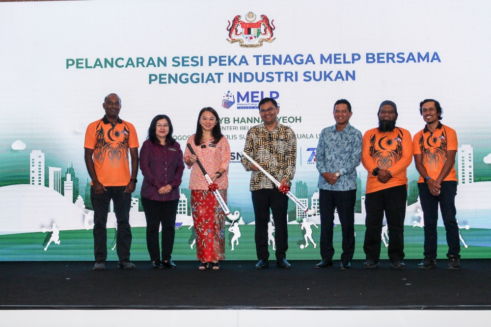 Youth and Sports Minister Hannah Yeoh (third from left) poses for a photo after launching the Malaysia Energy Literacy Program (MELP) Awareness Session with Sports Industry Players at the National Sports Council today — Bernama pic
