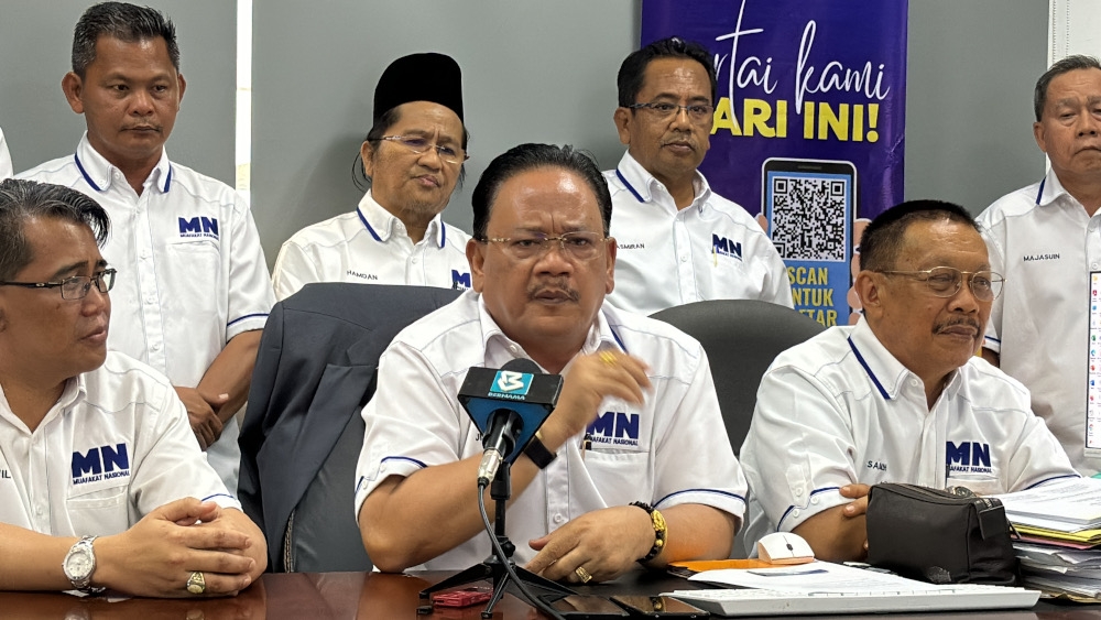 Muafakat Nasional’s Sabah chairman Jismit Japong (centre) said the committee was fed up with being ignored and sidelined by Tan Sri Annuar Musa and was quitting the organisation. — Picture by Julia Chan 