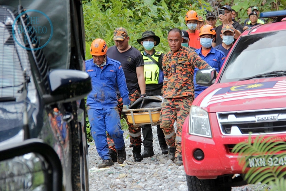 The search team carrying Yoga’s body on a stretcher. — Mohd Faisal Ahmad/The Borneo Post pic 