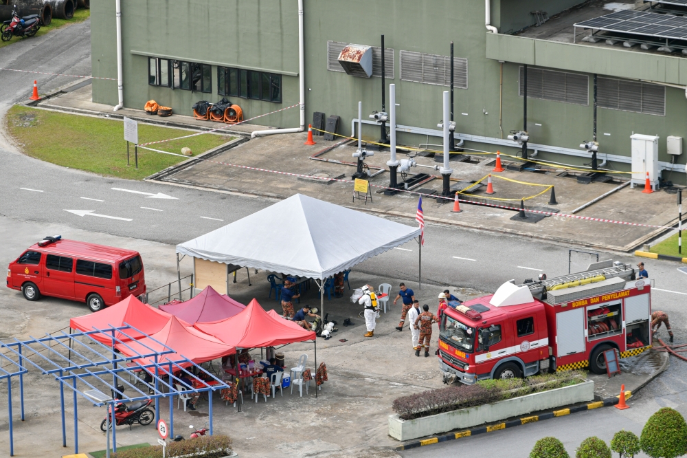 The search and rescue operation for the woman who fell into an eight-meter-deep sinkhole in Jalan Masjid India a week ago continues today at the Pantai Dalam IWK sewage plant. — Bernama pic