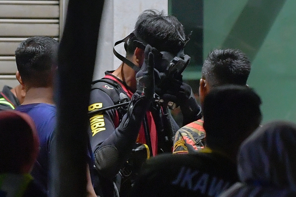 Fire and Rescue Department search and rescue (SAR) team once again dived into the sewer near the location of the landslide incident on Jalan Masjid India at about 4am this morning, but did not find any new clues to the victim's whereabouts. The Fire Dept has determined that it is too risky to continue using diving methods in the SAR operation. — Bernama pic