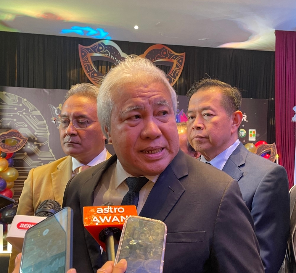 Deputy Premier Datuk Amar Awang Tengah Ali Hasan speaks to reporters after the dinner. — Hafizah Abdul Hamid/The Borneo Post pic