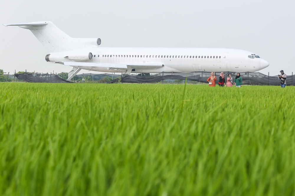 Chong Chieng Jen said the Sarawak government’s planned airline has yet to lift off after two years of talks. — Picture by Yusof Mat Isa