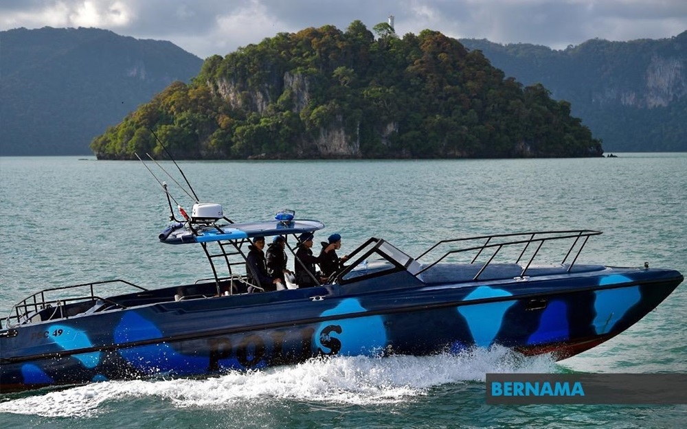The Marine Police Force seized RM3.31 million worth of smuggled crayfish larvae in the waters off Tanjung Merak, Pengerang near Kota Tinggi on Saturday. — Picture via X/Bernama 