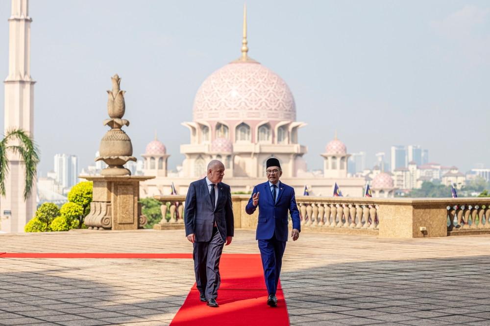 Prime Minister Datuk Seri Anwar Ibrahim and New Zealand Prime Minister Christopher Luxon are seen at Dataran Perdana in Putrajaya in conjunction with the Luxon's three-day visit to Malaysia September 2, 2024. — Bernama pic