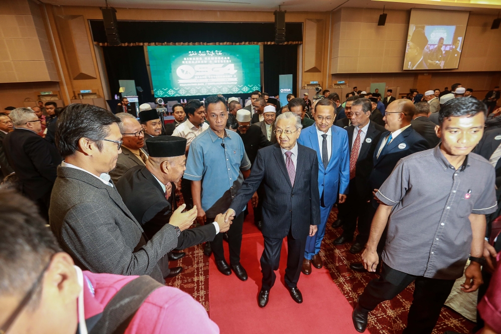Former Prime Minister Tun Dr Mahathir Mohamad was seen leaving the hall during the State Government 4 Summit here at Tenera Hotel. — Picture by Sayuti Zainudin