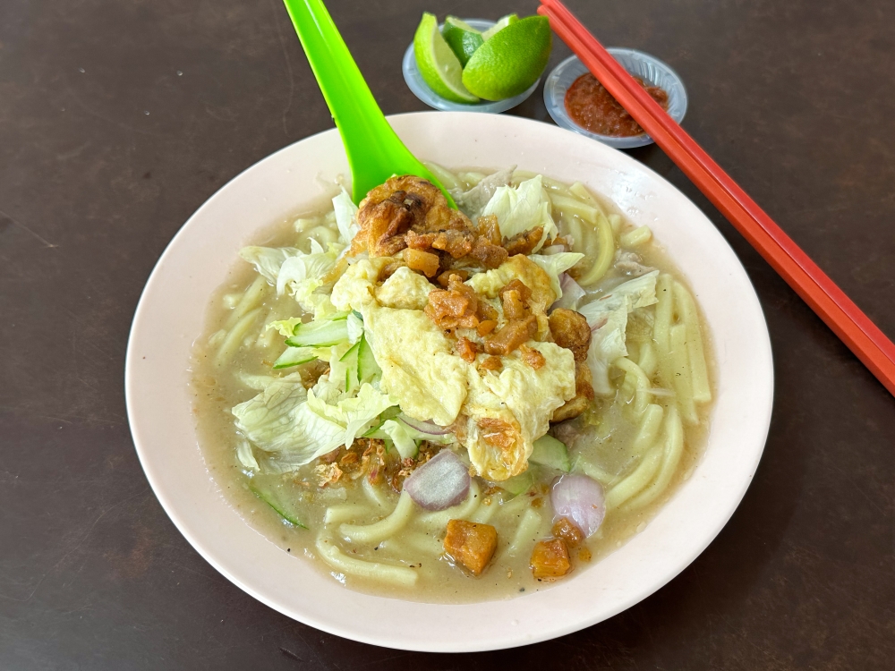 The Hainan noodles served here has a viscous chicken broth lightened up with the use of freshly squeezed lime juice, cucumber, onions and lettuce. — Picture by Lee Khang Yi