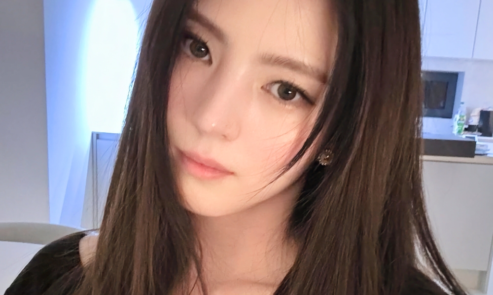 The actress has cut ties with her mother and is said to have been raised by her grandmother. — Picture via Instagram/Han So-hee