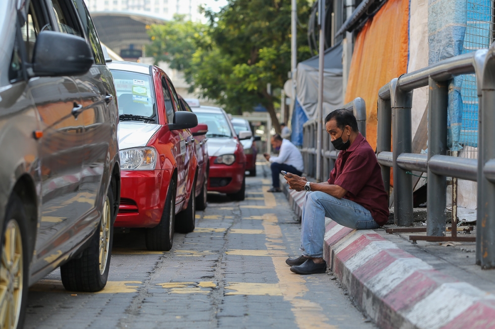 Only Singapore and Malaysia-registered taxis approved by the LTA and Malaysia’s Land Public Transport Agency are legally permitted to offer cross-border rides. — Picture by Yusof Mat Isa