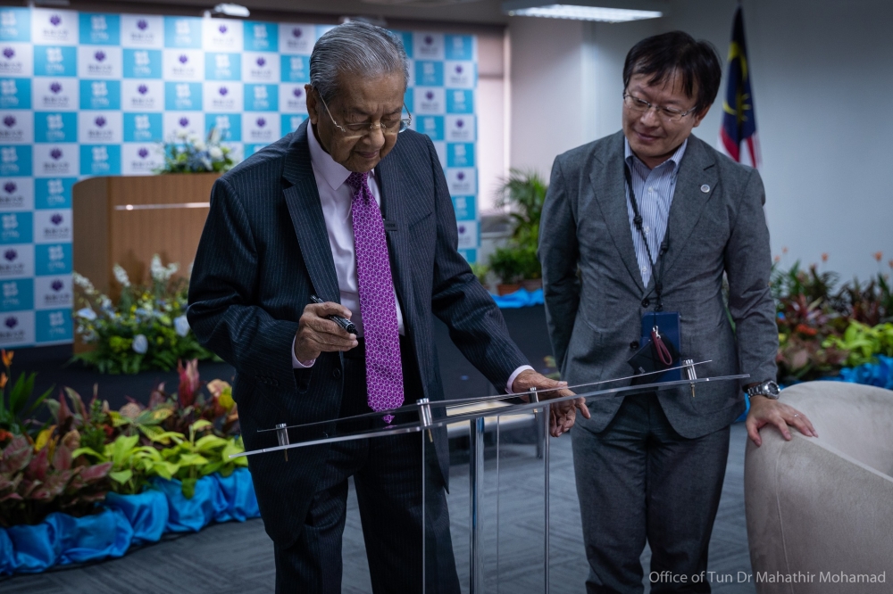 Former prime minister Tun Dr Mahathir Mohamad signs a plaque at Tsukuba University in Malaysia on September 4, 2024. — Picture from Facebook/Dr Mahathir bin Mohamad