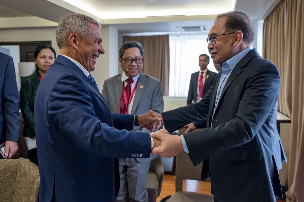Prime Minister Datuk Seri Anwar Ibrahim received a courtesy call from the Rais (Head) of Tatarstan Rustam Minnikhanov upon arrival in Vladivostok September 4, 2024. — Picture via Facebook/Anwar Ibrahim 