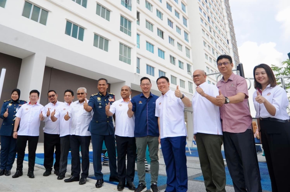 Housing and Local Government Minister Nga Kor Ming (centre) with community leaders during his ministry’s state-level programme at Residensi Pelangi Indah in Johor Baru today. Sept 5, 2024 — Picture by Ben Tan