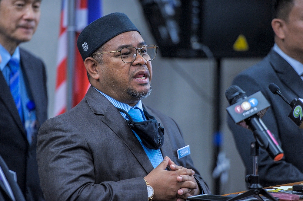 Umno council’s deputy president Datuk Mohd Khairuddin Aman Razali however acknowledged that obtaining halal certification for restaurants and products operated or made by Muslims could increase public confidence in the halal status of these establishments. — Picture by Shafwan Zaidon