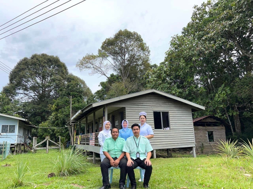 People pose outside a public health clinic in rural Sarawak on August 11, 2023. — Picture from Facebook/Klinik Kesihatan Long Seridan Sarawak
