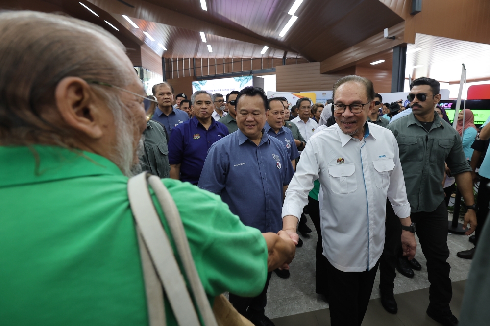 Prime Minister Datuk Seri Anwar Ibrahim shakes hands with a member of the public during a walkabout at the Seremban Rest and Relaxation Area (southbound) September 8, 2024. — Bernama pic