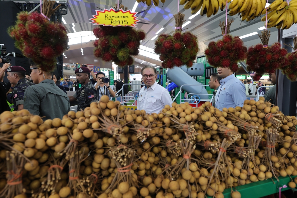 Prime Minister Datuk Seri Anwar Ibrahim today officiated the Seremban southbound rest and service (R&R) area on the North-South Expressway, marking the launch of the country’s first sustainable highway R&R. — Bernama pic