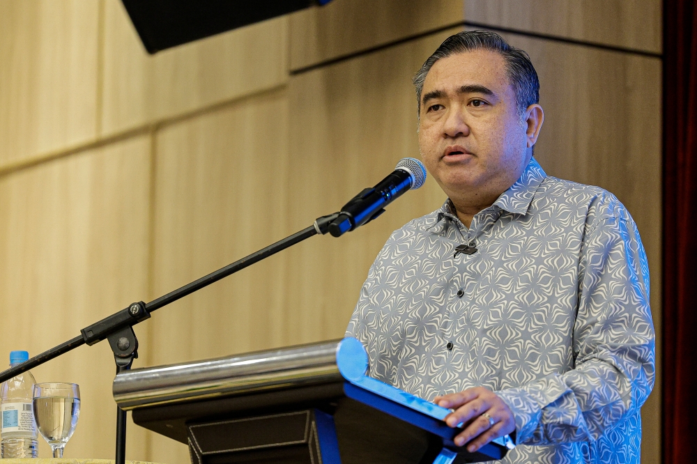 The Railway Assets Corporation (RAC) has shortlisted two bidders for the Ipoh Railway Station Integrated Development Plan (iRide), Transport Minister Anthony Loke Siew Fook announced today. — Bernama pic