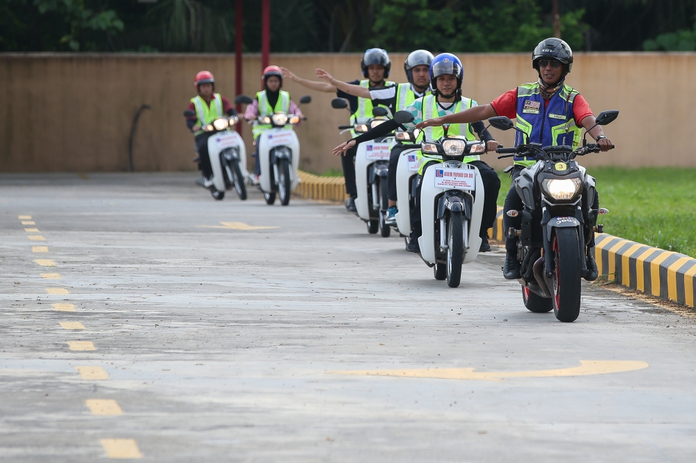 Riders practise at the Akademi Propandu driving school in Sungai Buloh on September 5, 2024. — Picture by Yusof Mat Isa