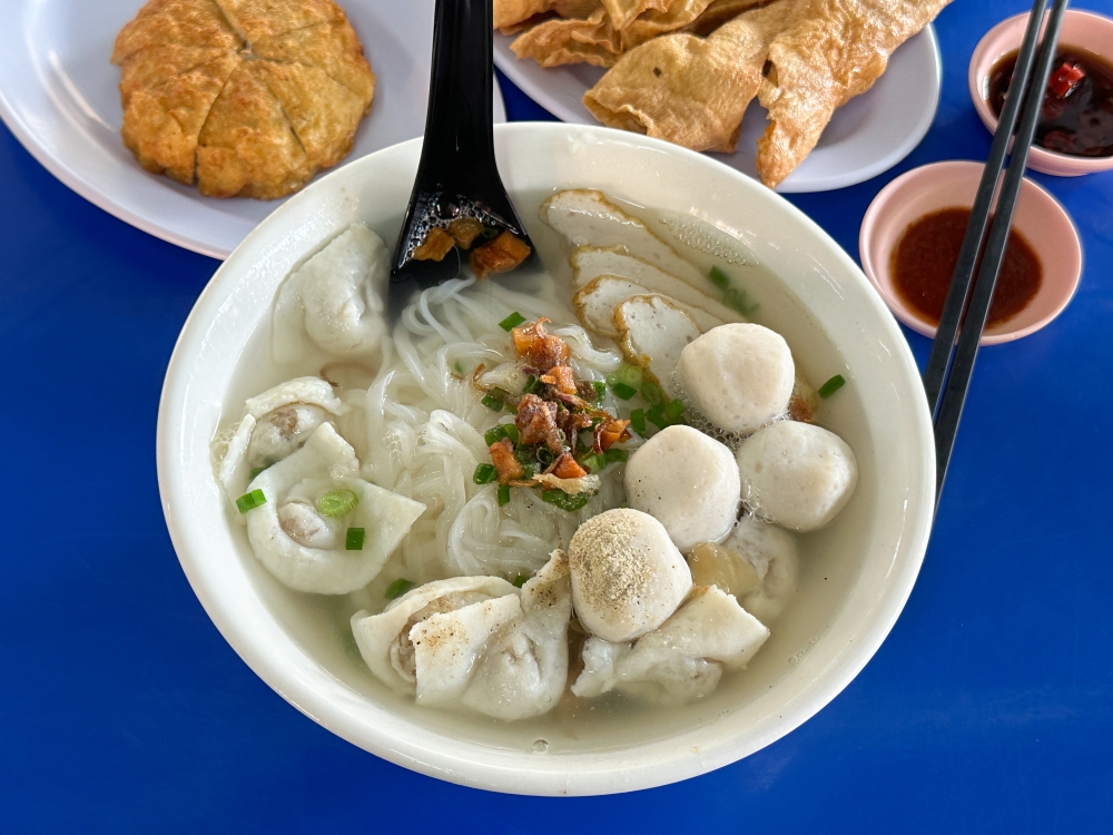 At Yin Kee Fishball Noodles, you can tuck into a bowl of fishball noodles served with fish balls, fish skin ‘wantans’ and sliced fish cake. — Picture by Lee Khang Yi