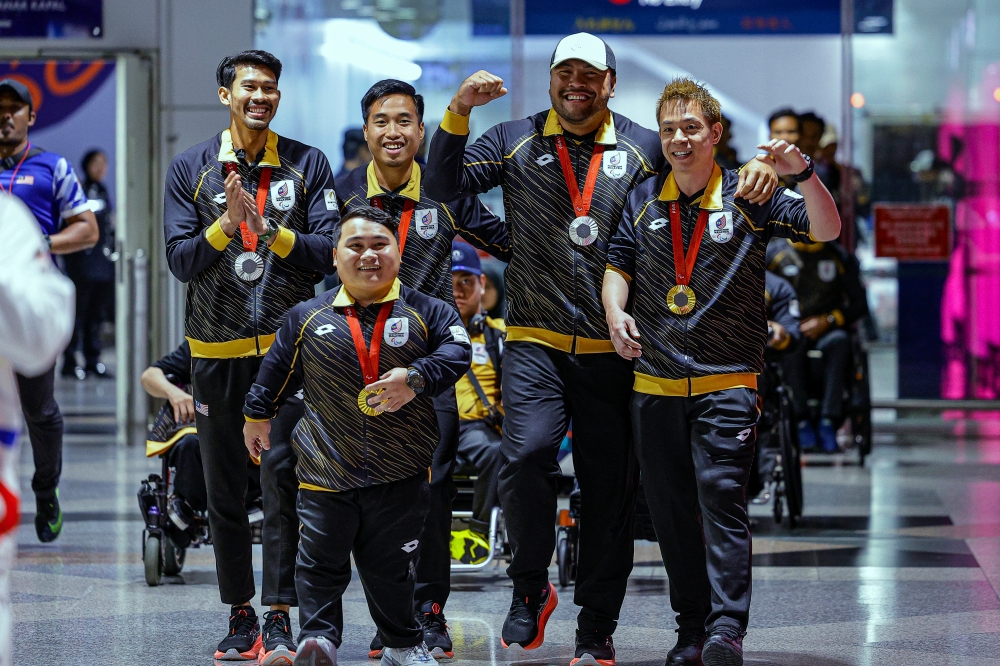 Approximately 200 sports enthusiasts celebrated the return of Malaysia's Paralympic squad which included Bonnie Bunyau Gustin, Eddy Bernard, Muhammad Ziyad Zolkefli and Cheah Liek Hou at KLIA. — Bernama pic