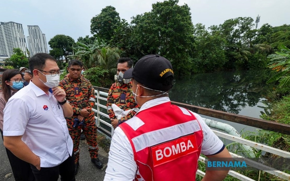 Johor Health and Environment Committee chairman Ling Tian Soon (left) said leanup and disposal of scheduled waste at Tiong Nam Industrial Park and Tropical Industrial Park here is expected to be fully completed on September 22. — Picture via X/Bernama 