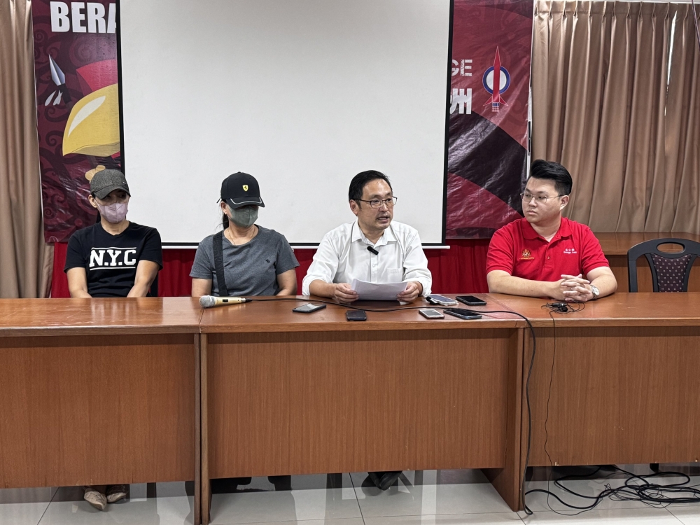 Democratic Action Party Socialist Youth (Dapsy) Sarawak secretary George Lam (second from right) at a press conference. — The Borneo Post pic