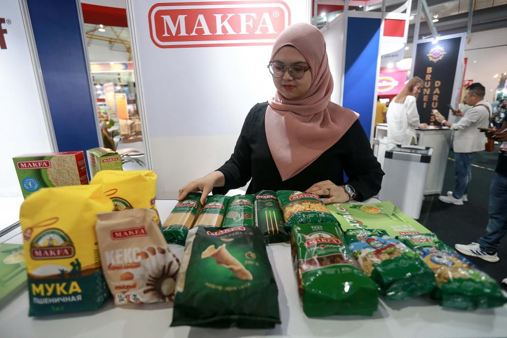 Nuraisya Shamsulbahari introducing Russia-made pasta at Maha 2024. — Picture by Sayuti Zainudin