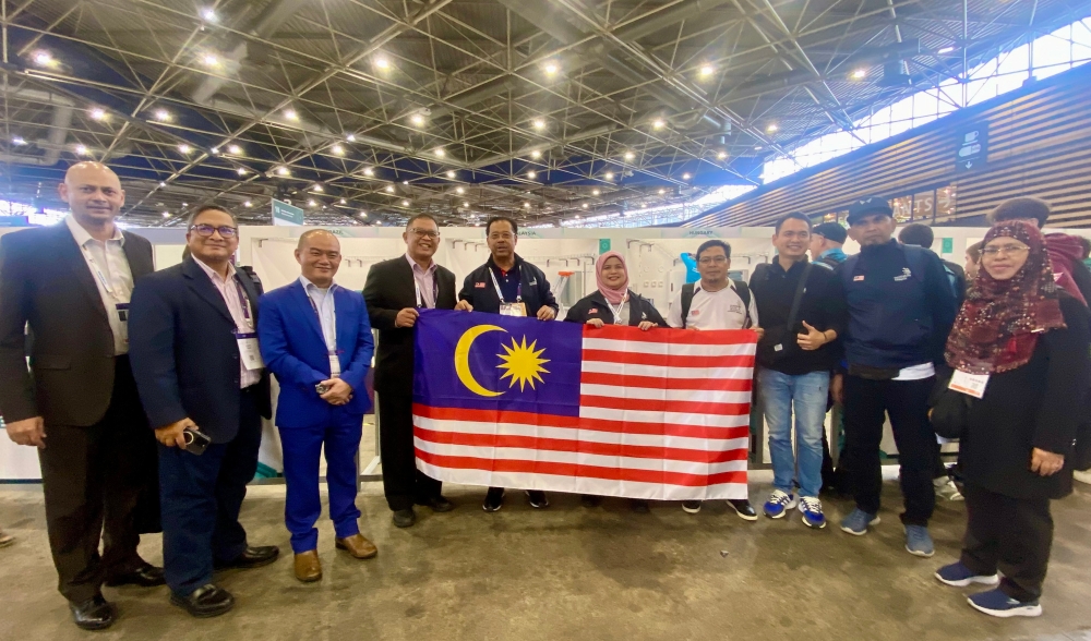 Deputy Minister of Human Resources Datuk Seri Abdul Rahman Mohamad (5th left) and Deputy Minister of Rural and Regional Development Datuk Rubiah Wang (6th left) pose for a photo in conjunction with the WorldSkills (WSC) competition at Eurexpo in Lyon, France on Wednesday .