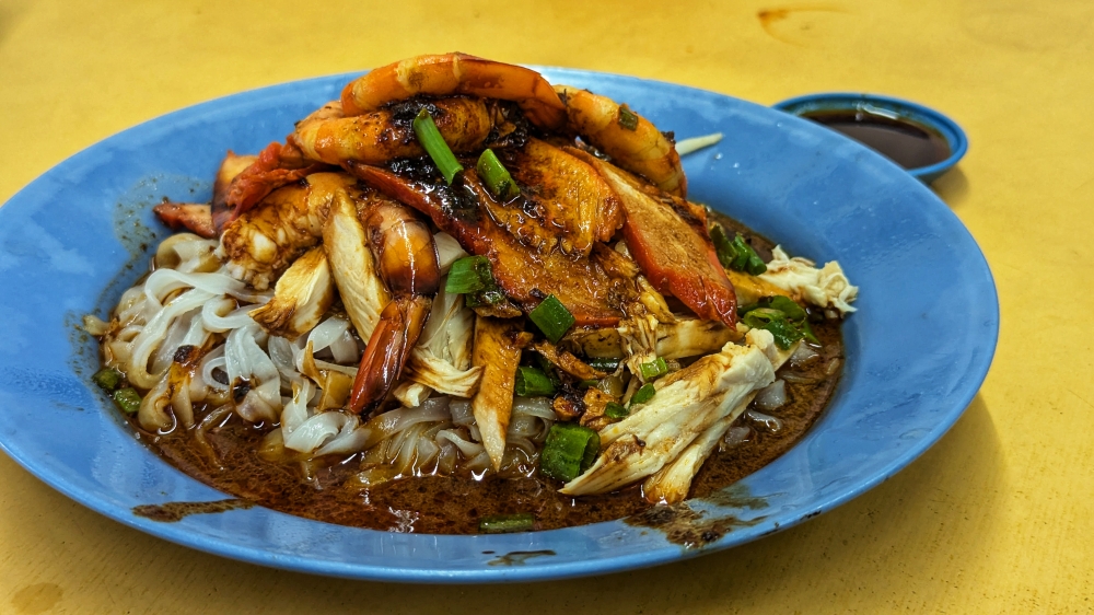 Dry curry mee at Weng Kee is best enjoyed with ‘hor fun’. — Picture by Ethan Lau