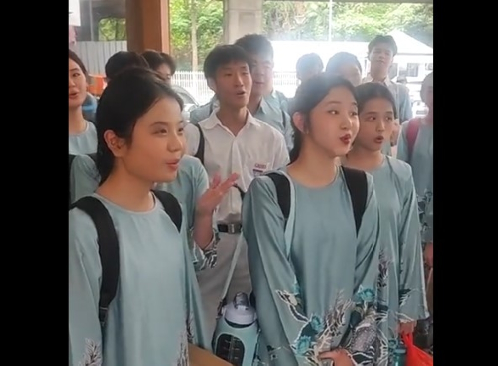 A screen grab of the students performing. — Picture via TikTok/@jejakabitara