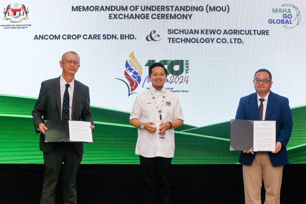 Mr. Anthony Tan, Chief Operating Officer and Executive Director of Ancom Crop Care Sdn Bhd (left), and Mr. Wen Yong Jian, General Manager of Sino Quick Agriculture Science Co. Ltd (right), during the Memorandum of Understanding (MoU) exchange ceremony at MAHA 2024  at MAEPS, Serdang. September 13,2024 — Picture by Raymond Manuel