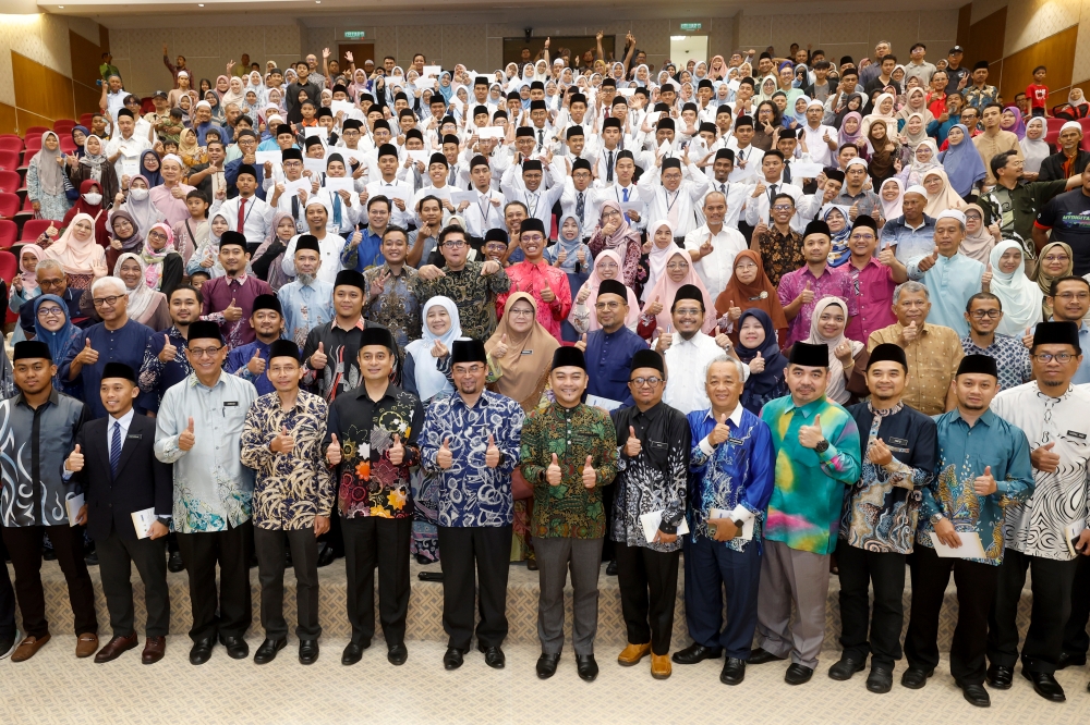 Selangor State Islamic Religion and Innovation Culture Exco Fahmi Ngah (5th left) poses with the course participants after the presentation of certificates and special incentives at the closing ceremony of the 2024 Overseas Student Preparation Course organised by the Selangor Islamic Department at the Sultan Salahuddin Abdul Aziz Shah Mosque in Shah Alam September 14, 2024. — Bernama pic
