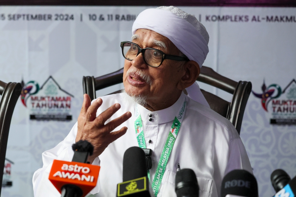 PAS President Tan Sri Abdul Hadi Awang said today the party has not given up on the possibility of working with Umno to revive the Muafakat Nasional alliance. — Bernama pic