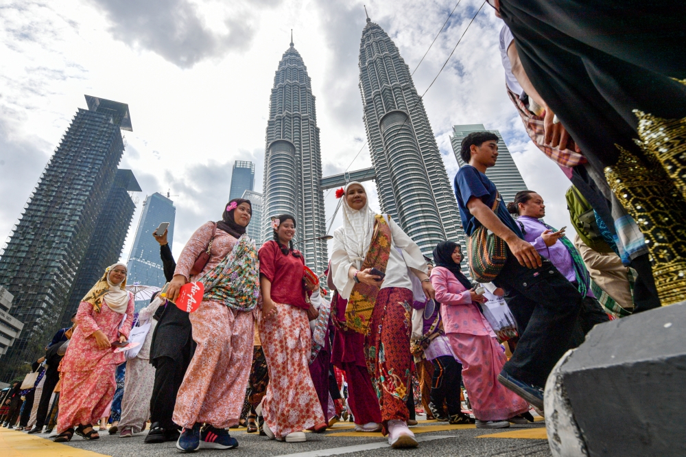 Participants of Keretapi Sarong 2024 (KS2024) head towards Lanai@MaTiC on Jalan Ampang to celebrate Malaysia Day in Kuala Lumpur, September 14. — Bernama pic