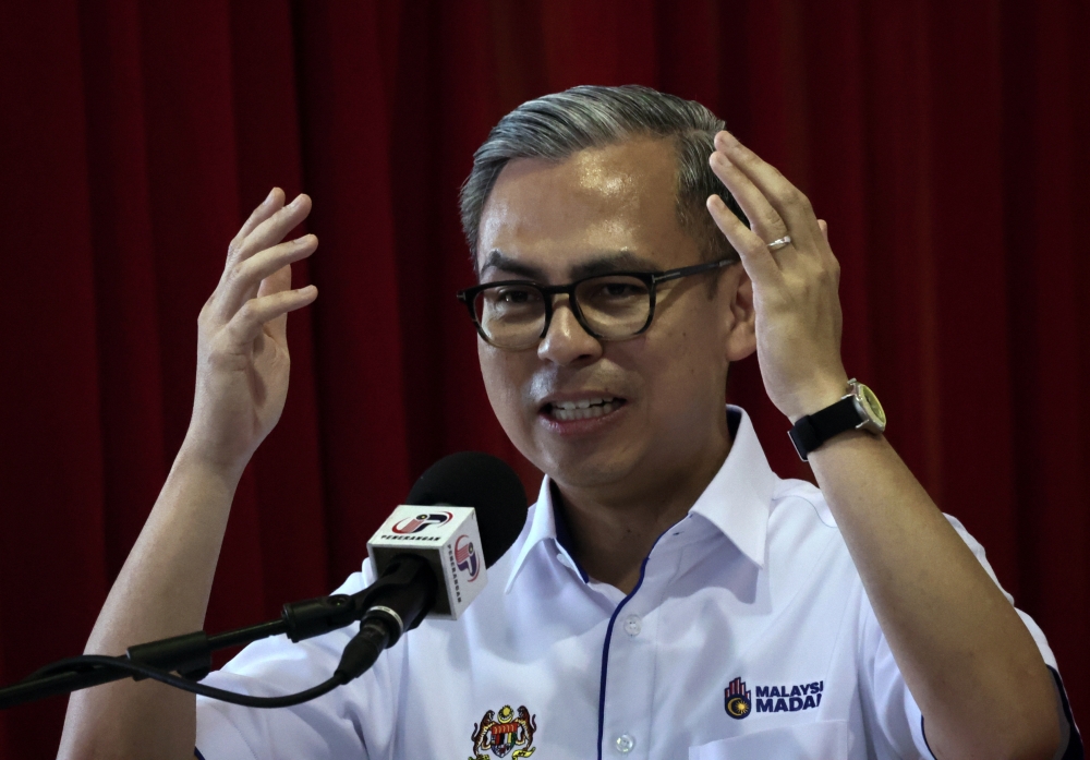 Minister of Communications Fahmi Fadzil has urged the residents of Kampung Mondikot here to fully utilise the high-speed internet provided for free to boost the local economy, including promoting the village as an attractive tourist destination. — Bernama pic