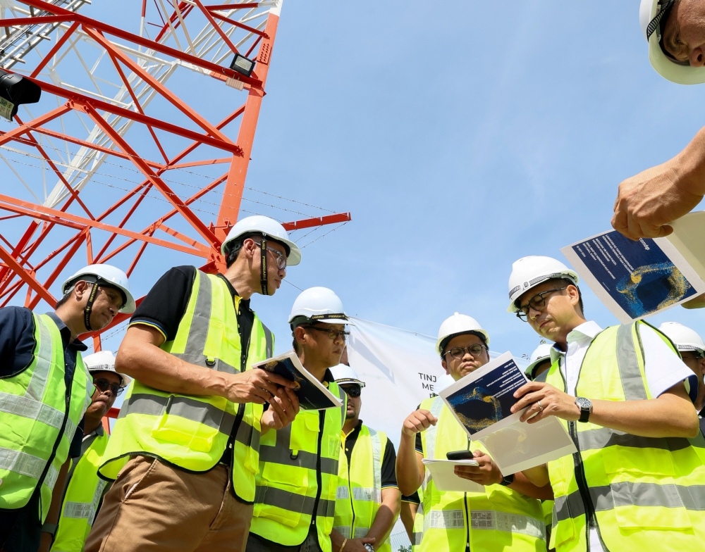 Communications Minister Fahmi Fadzil is briefed on the tower’s operations from Specialist Strategy and Project Realization USP Management Corporate Affairs at CelcomDigi Bhd, Muhammad Fathi Azhar (2nd right), during an inspection of the Jendela Phase 1 Telecommunications Tower operations in Kampung Menengah Ulu in Sipitang, September 15, 2024. — Bernama pic 