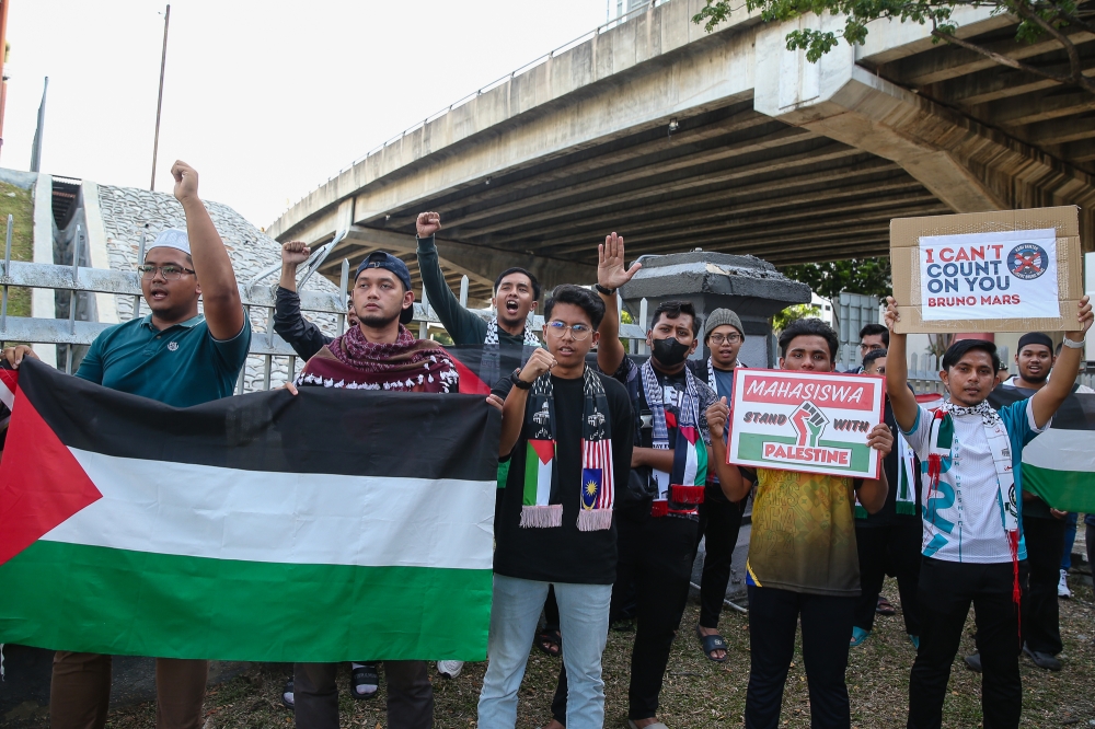 Gamis had submitted a memorandum to both the Youth and Sports Ministry and the Communications Ministry, calling for the concert to be cancelled.  — Picture by Yusof Mat Isa