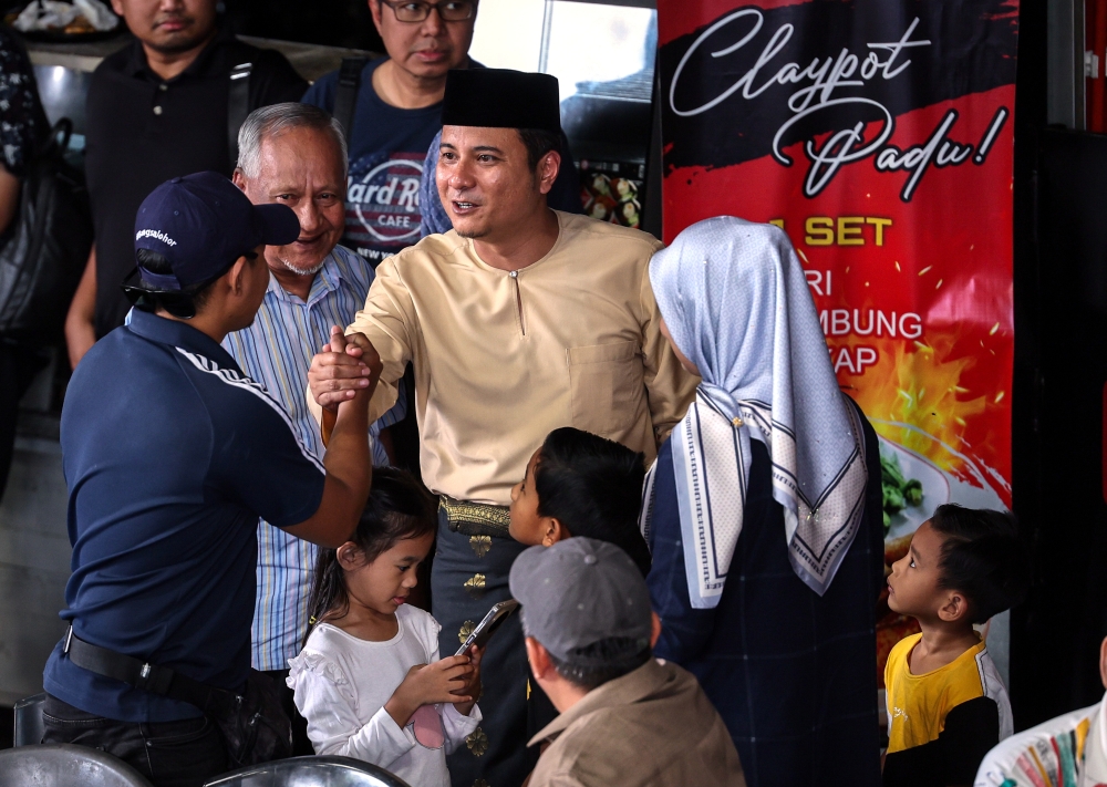 Barisan Nasional candidate for the Mahkota state by-election Syed Hussien Syed Abdullah (centre) greets attendees during a programme with the youth in the Mahkota constituency, Kluang September 16, 2024. — Bernama pic