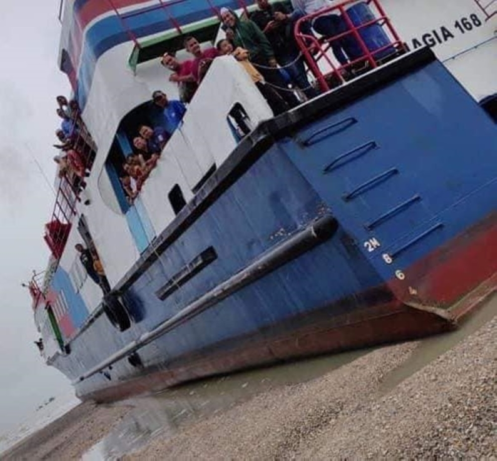 A ferry carrying 567 passengers ran aground on a sandbank due to strong winds, approximately 0.5 nautical miles from Kuala Perlis, Perlis, today. — Picture via Facebook