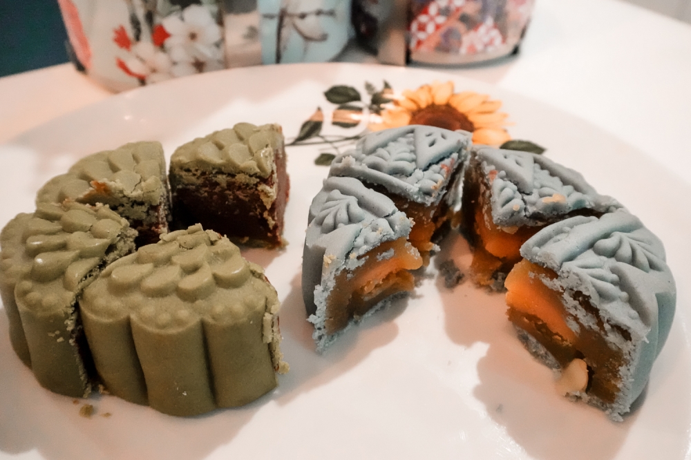  Mooncakes are a seasonal Chinese pastry eaten during the Mid-Autumn Festival. — Picture by Raymond Manuel