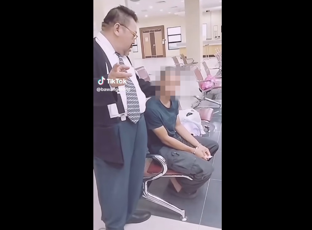 The bail payment process was carried out by lawyer Datuk Ahmad Zaharil Muhaiyar pro bono after more than a week of detention in a temporary detention centre due to his inability to pay the imposed bail. — Screengrab from social media 